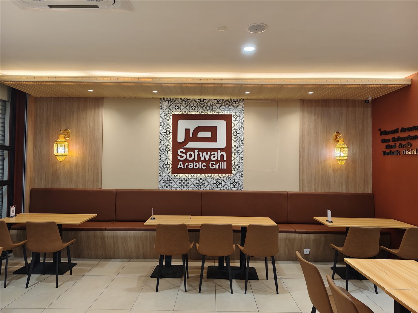 Ruang makan Sofwah yang bersih, hangat dan mesra keluarga